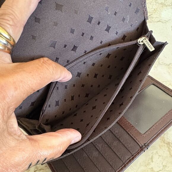 Fossil Maddox Tri-Fold Leather Wallet - Picture 10 of 16